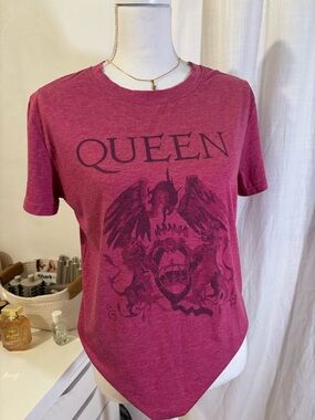 Queen Short-Sleeve Band Tee in Berry